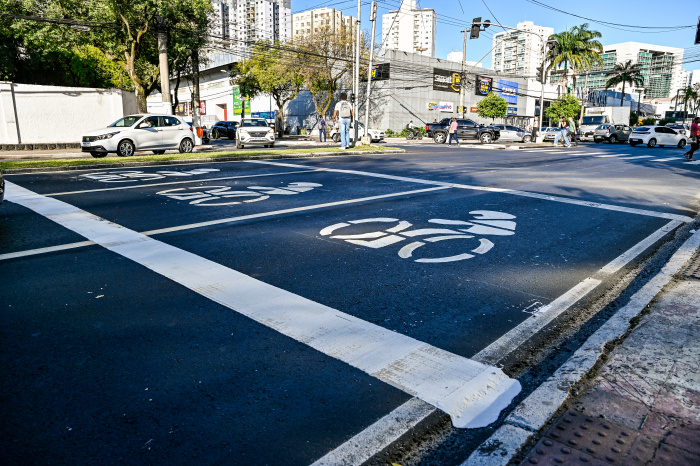 Faixa de espera exclusiva de motos no sinal de trânsito na Reta da Penha