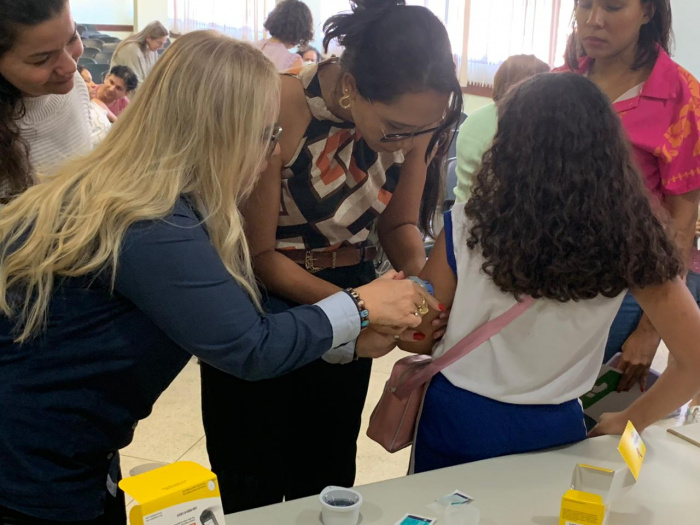 Crianças de Vitória recebem sensor de monitoramento contínuo de glicose