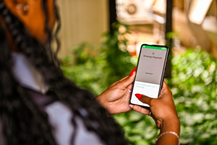 Pessoa interagindo com celular