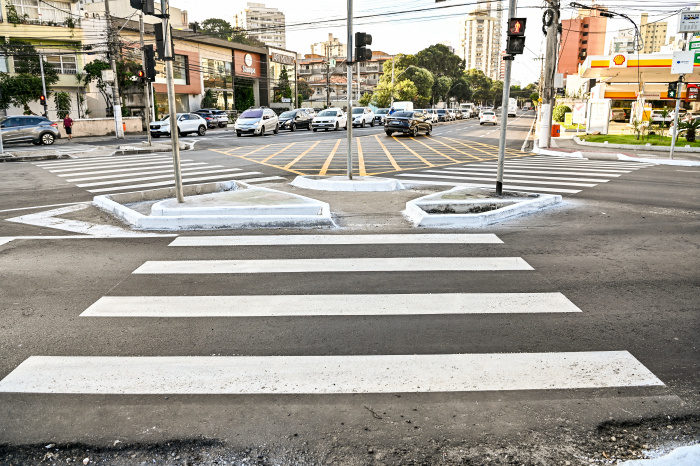 Faixas do cruzamento da Av. Desembargador Santos Neves com a rua Dukla de Aguiar