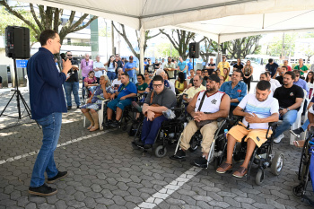Entrega de dois novos carros para o programa Porta a Porta