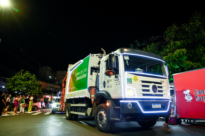 Natal de Encantos Praça Regina Frigere Furno - Caminhão Iluminado