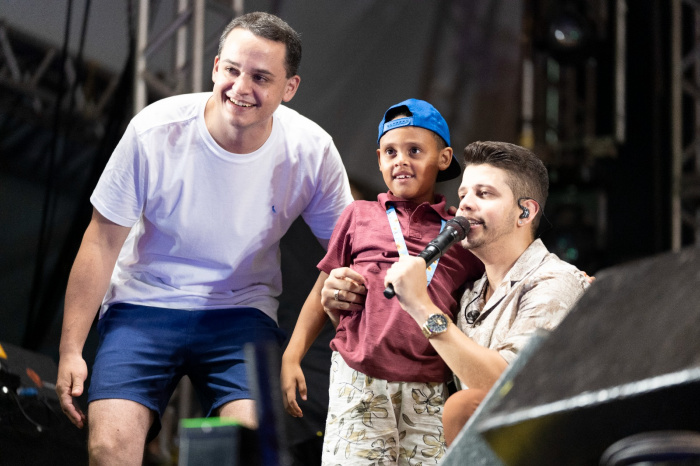 O pequeno Davi Miguel garantiu uma foto com o ídolo Nadson no palco.