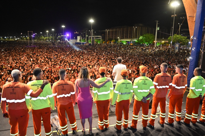 Profissionais da limpeza urbana de Vitória receberam homenagem no palco do pré-Carnaval.