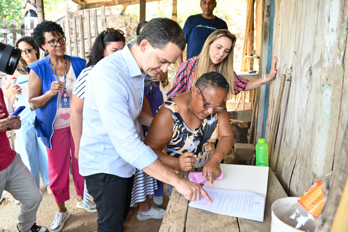 Entrega do Contrato de Aluguel Social no Morro do Bonfim