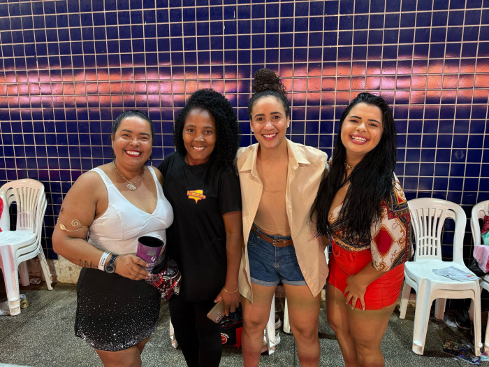 Amigas vieram juntas curtir os desfiles da frisa do Sambão.