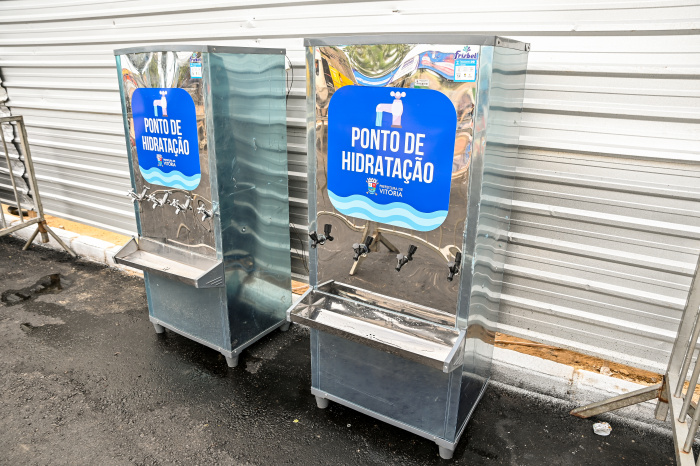Ponto de hidratação na avenida Beira Mar no carnaval de rua.