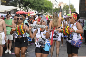 Bloco Afro Coisas de Negres desfilou nesta segunda (3) no Centro de Vitória