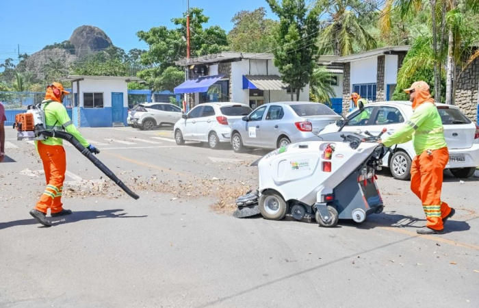 Profissionais de limpeza atuam na cidade de Vitória
