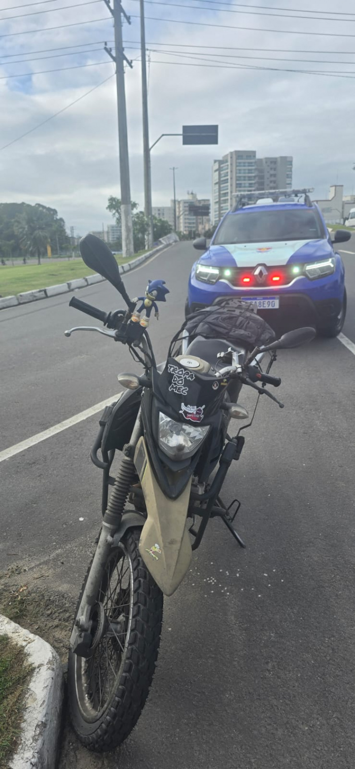 Comerciante sem CNH é flagrado pela Guarda de Vitória conduzindo moto