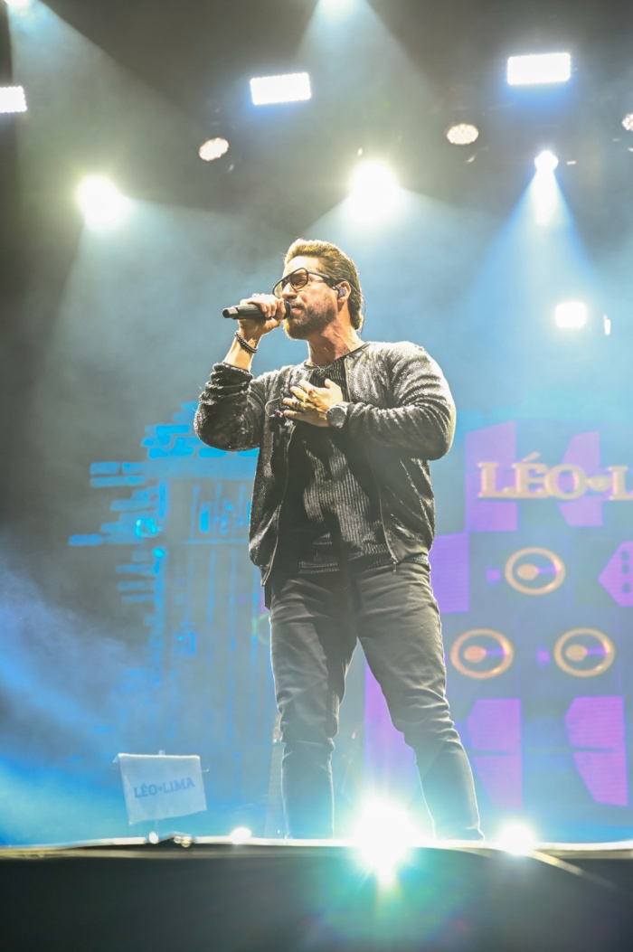 O cantor Léo Lima abriu a festa com músicas românticas e batidas mais agitadas