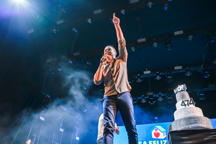 O público cantou Parabéns para a cidade de Vitória