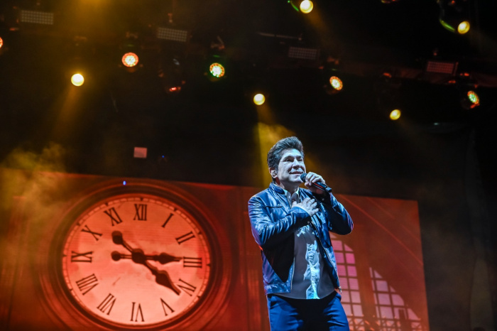 Milhares de pessoas se reúnem na Orla de Camburi para show do Daniel