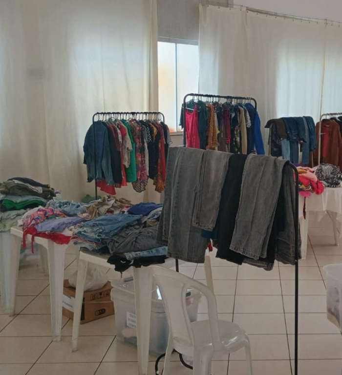 Cabide Solidário chega ao bairro Resistência com roupas que vestem dignidade e espalham acolhimento