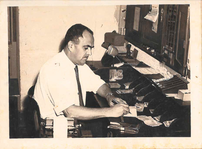 O tesoureiro Zemar Moreira Lima subscreve um envelope com o pagamento de um servidor