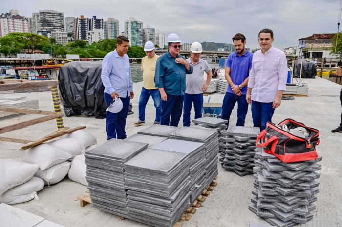 Inicio da instalação do piso na passarela do Canal de Camburi