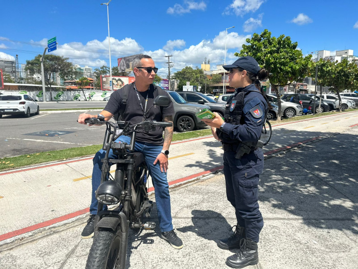 Guarda de Vitória realiza ações educativas sobre uso de bicicletas elétricas
