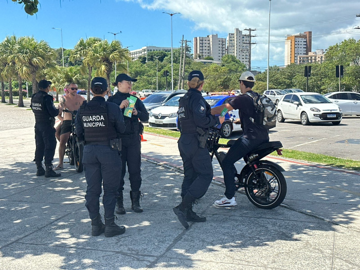Guarda de Vitória realiza ações educativas sobre uso de bicicletas elétricas