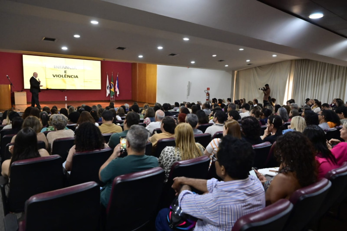 Palestra "A importância das políticas públicas para a Primeira Infância e a redução da violência