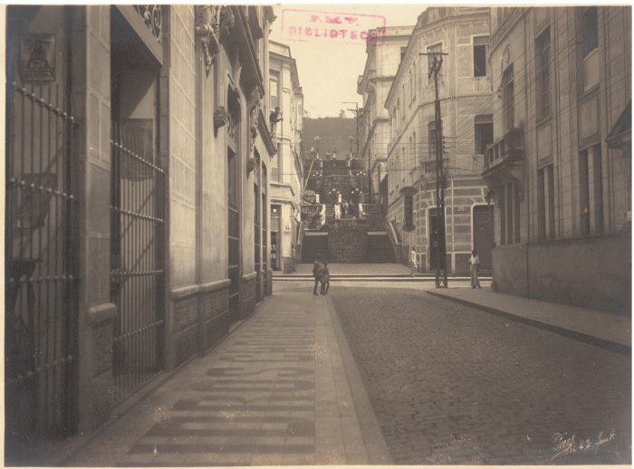 Escadaria Maria Ortiz e casarios, vistos da Rua João Aguirre Foto Paes, de 1936.
