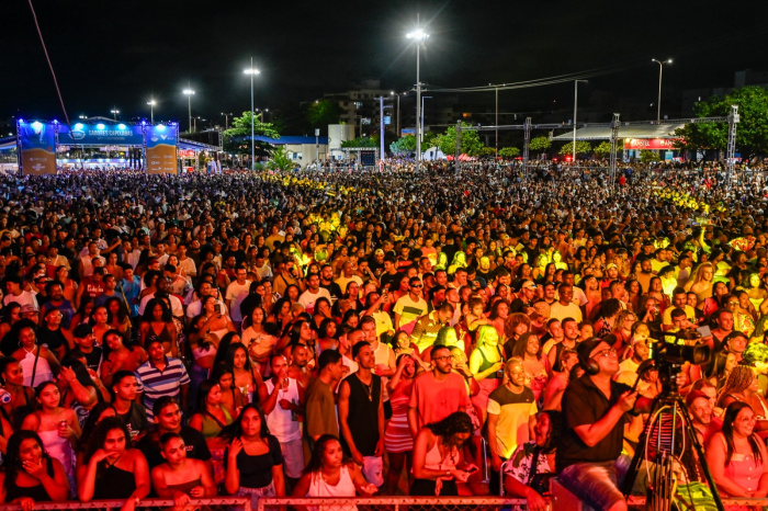 Oitenta mil pessoas lotaram a praia de Camburi.