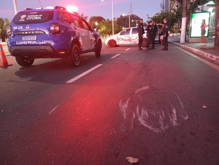Motorista embriagado se envolve em acidente na Enseada do Suá e acaba preso pela Guarda de Vitória