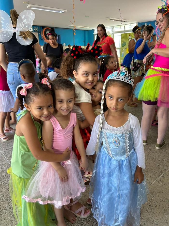 Bailinho de carnaval no CMEI TI Silvanete da Silva Rosa Rocha, no bairro Comdusa
