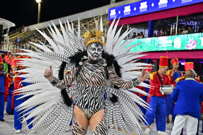 Império de Fátima emociona a avenida com viagem mágica pela imaginação infantil