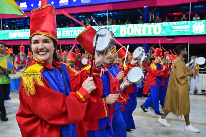 Império de Fátima emociona a avenida com viagem mágica pela imaginação infantil