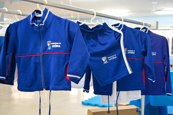 Entrega dos kits de material escolar e uniformes para estudantes da rede municipal de Vitória