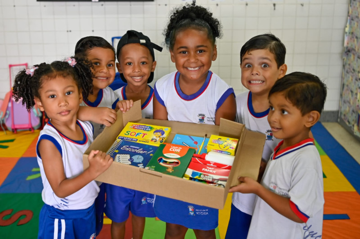Entrega dos kits de material escolar e uniformes para estidantes da rede municipal de Vitória