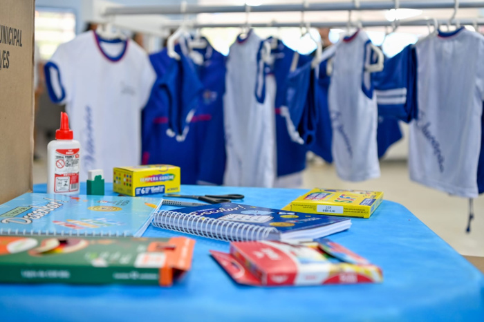 Entrega dos kits de material escolar e uniformes para estidantes da rede municipal de Vitória