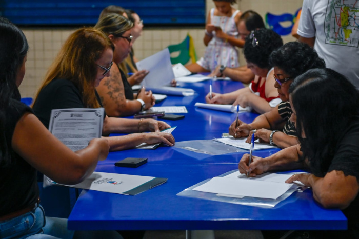 Entrega de títulos de propriedade a famílias de Maria Ortiz.