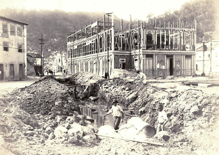 Demolição do Teatro Melpômene e obra de dragagem da Rua Sete de Setembro. 1925