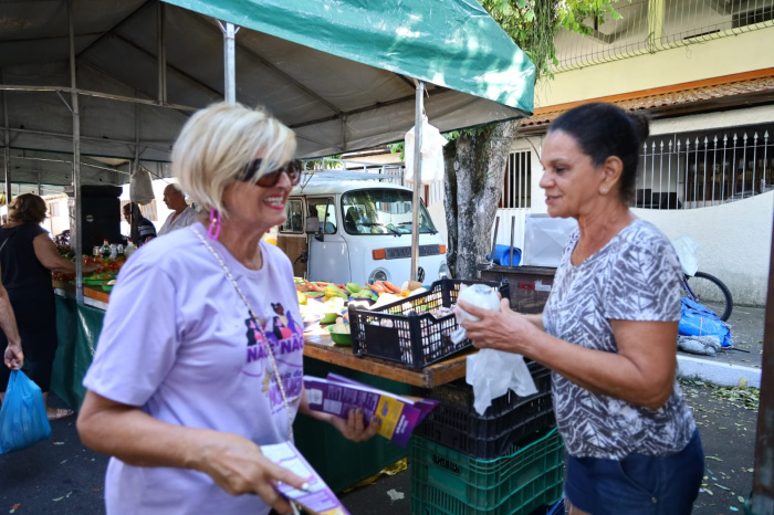Maria da Penha vai à Cidade na feira livre do bairro República