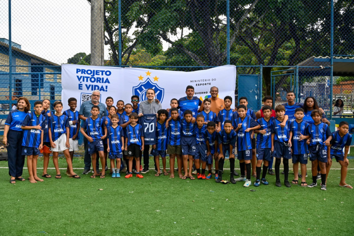 Entrega de Uniformes para o Núcleo do Campo do Lolão, em parceria com o Vitória FC