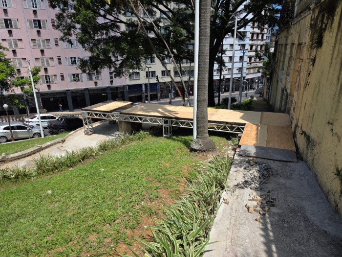 Uma passarela foi montada para permitir o deslocamento seguro até o pedestal.