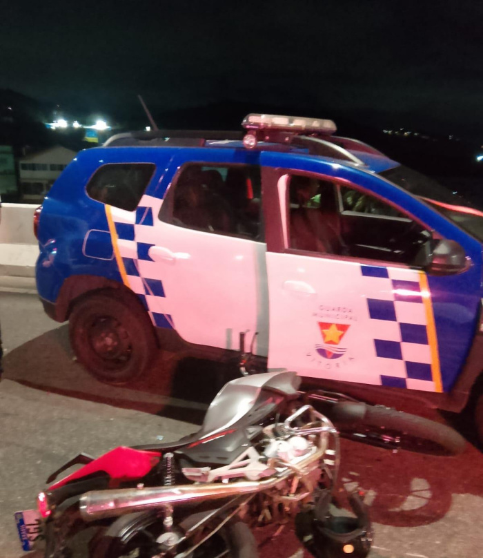 Jovem sem CNH foge de moto, invade contramão e bate de frente com ônibus em Vitória
