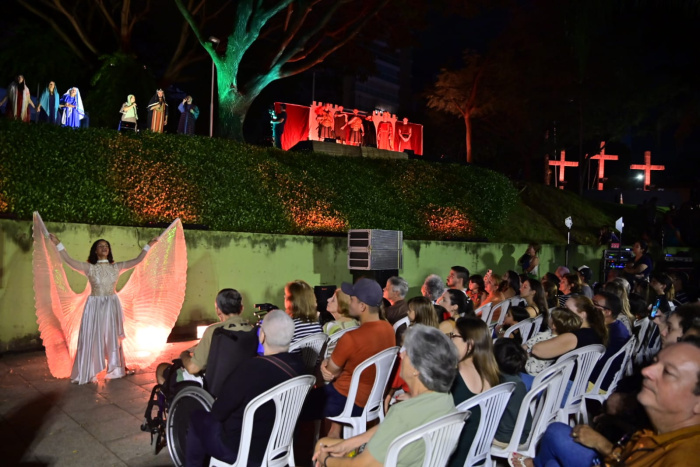 Auto da Paixão de Cristo emociona comunidade e reúne famílias no Parque Pianista Manolo Cabral