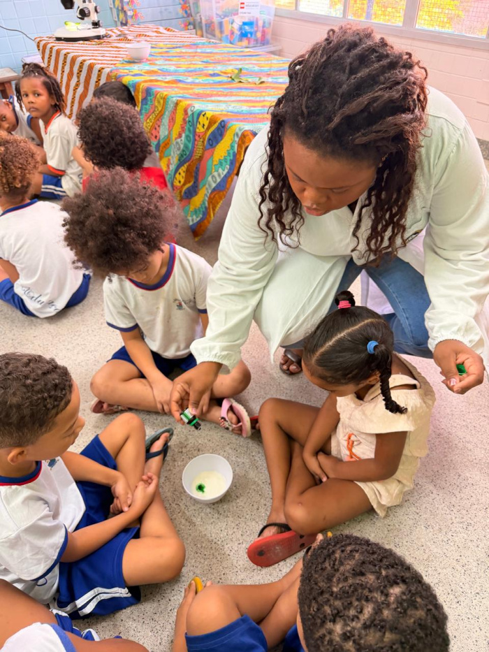 Cientista do bairro Inhanguetá inspira crianças no CMEI Yolanda Lucas