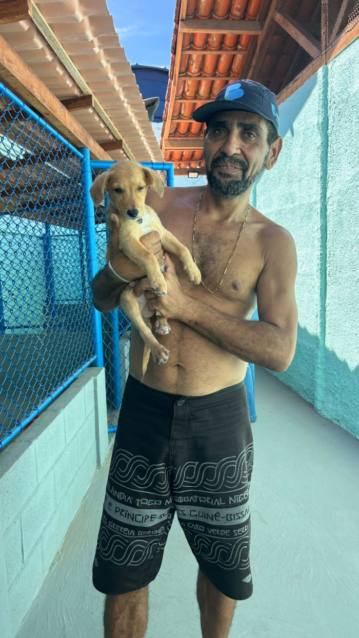 Leandro levou seu cachorrinho "Chorão" para vacinar no Centro Pop