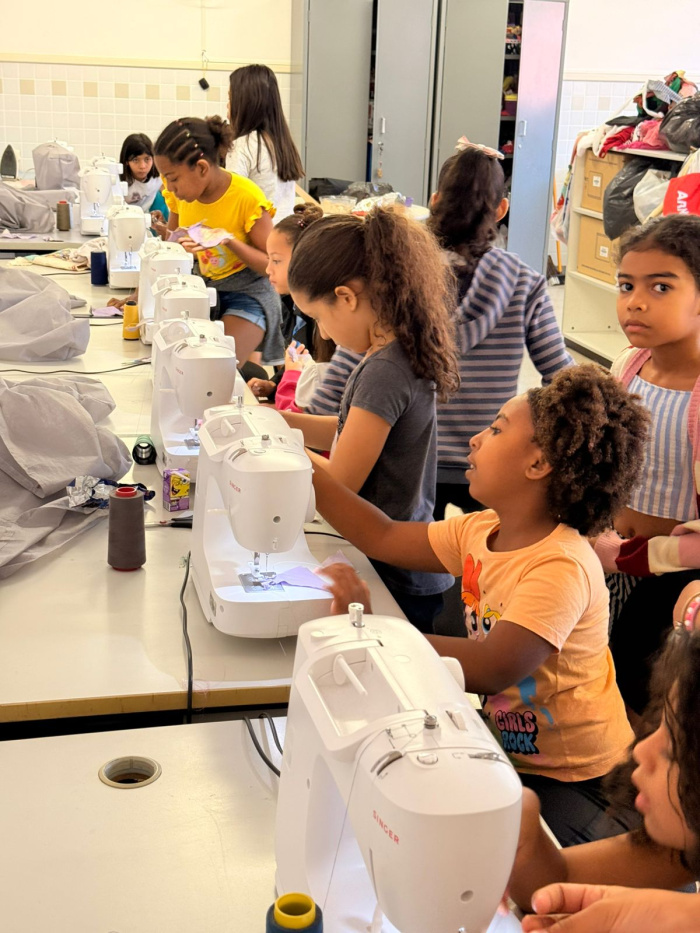 Quarenta crianças, com idades entre 8 e 16 anos, também são atendidas pela oficina.