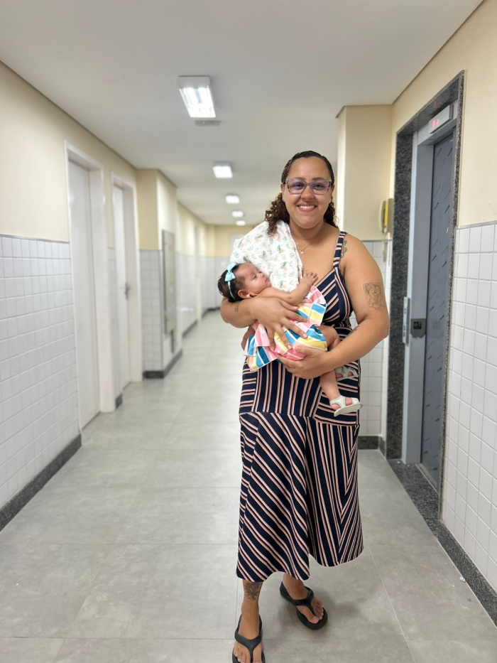 Hellen e sua filha no novo Cras Inhanguetá