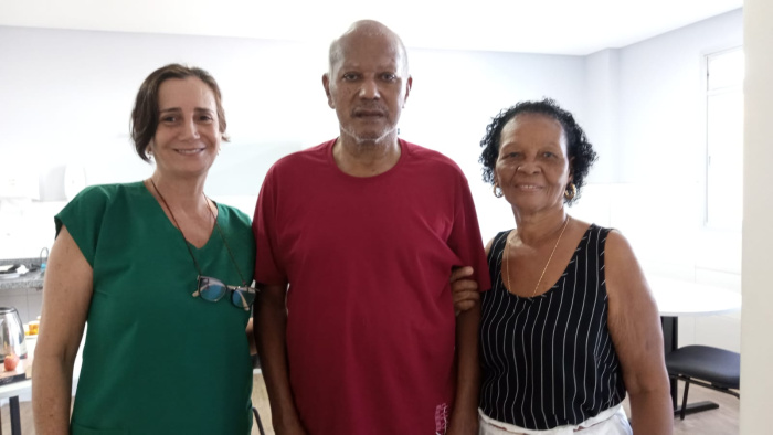 A terapeuta ocupacional do CRAI Adriana Liporatti com o senhor Jorge e a esposa Maria Guilhermina