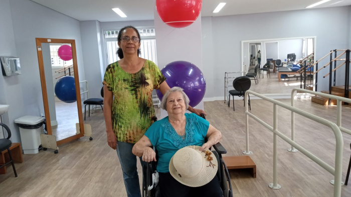 Tereza da Silva e Mirtes Batista na sala de Fisioterapia do CRAI