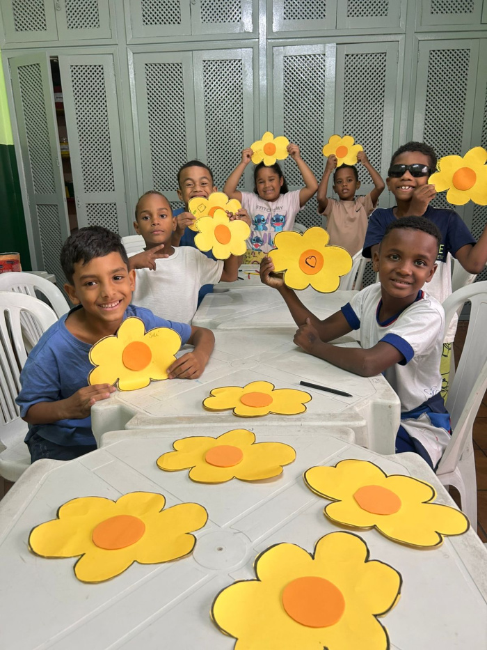 Produção de Gérberas para ação do Maio Laranja no Centro de Convivência Romão