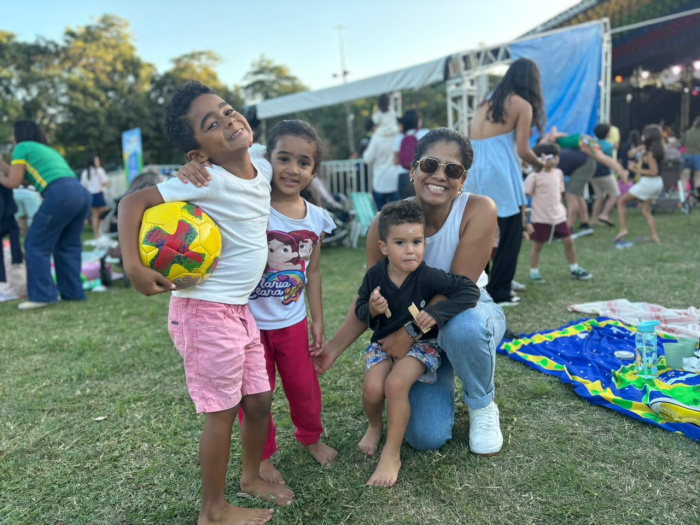 Betina Ferreira, acompanhada dos filhos, Noah e Cris