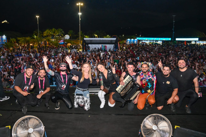 Primeira noite da Festa de São Pedro reúne grande público e abre celebração da tradição pesqueira