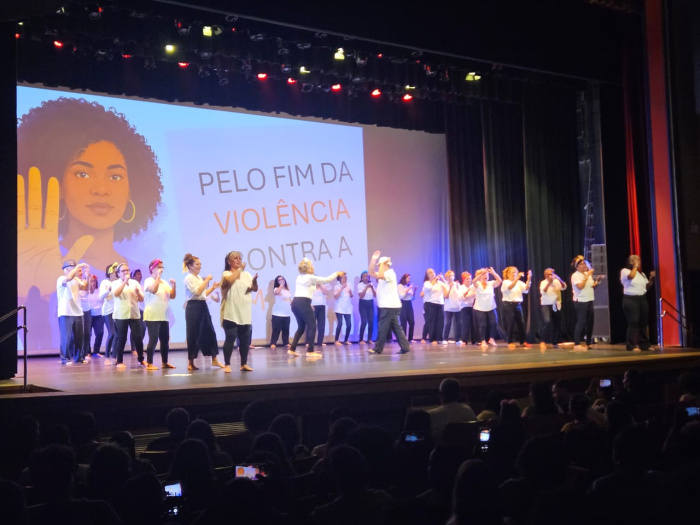 Apresentação do espetáculo Resistência feminina: vidas em movimento