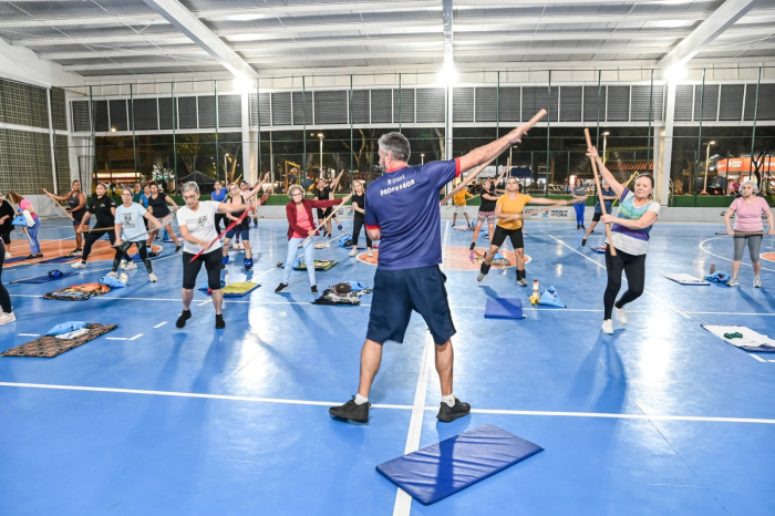 Entrega de kits de materias esportivos nos Núcleos de Futsal e Ginástica Noturna de Jardim da Penha